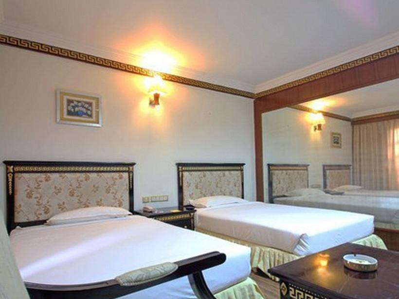 The Shelton Grand Hotel Bangalore Dış mekan fotoğraf